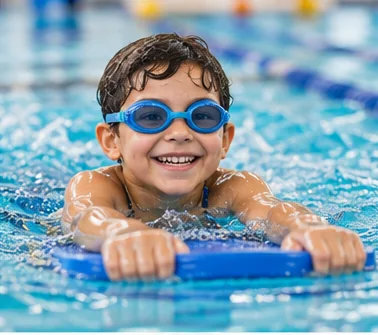 Criança aprendendo a nadar com óculos na piscina