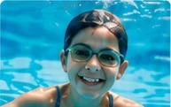 Criança sorrindo na piscina